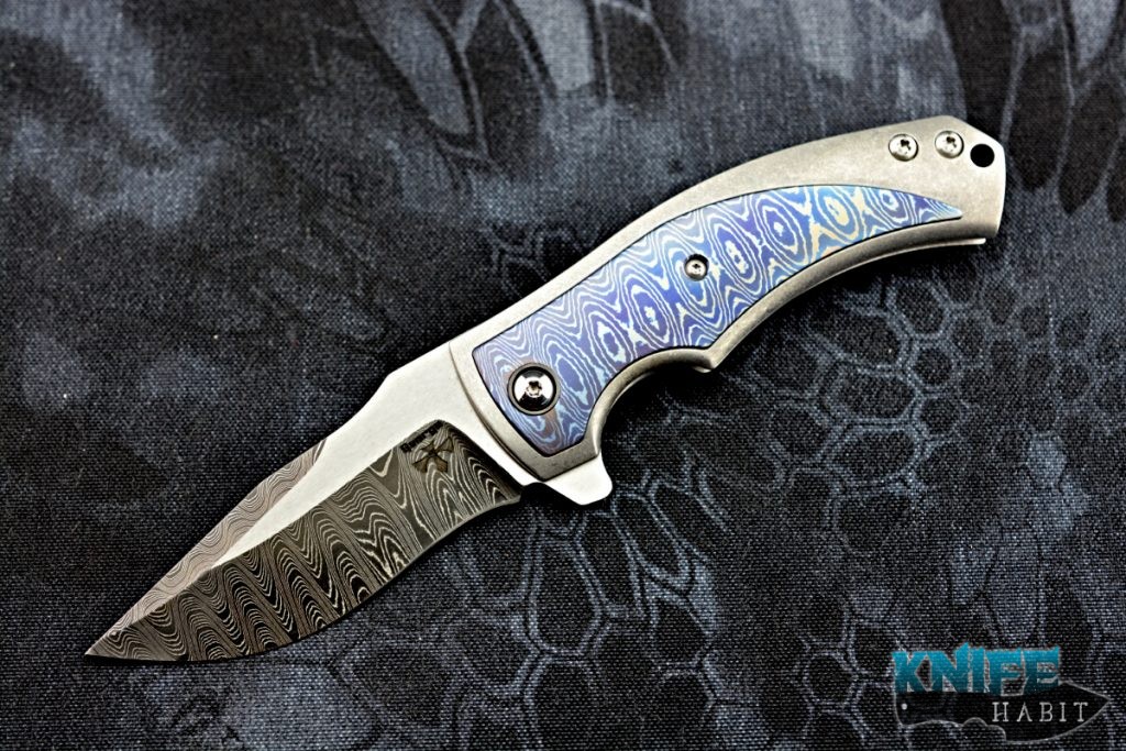 https://knifehabit.com/wp-content/uploads/2018/06/les-george-valmara-timascus-duo-tone-damascus-custom-knife-01-1024x683.jpg