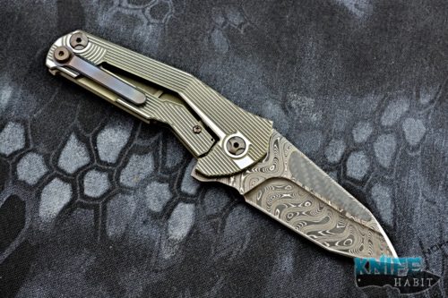 custom mikkel willumsen sugga knife, blurple anodized titanium frame, carbon fiber inlays, damascus blade steel